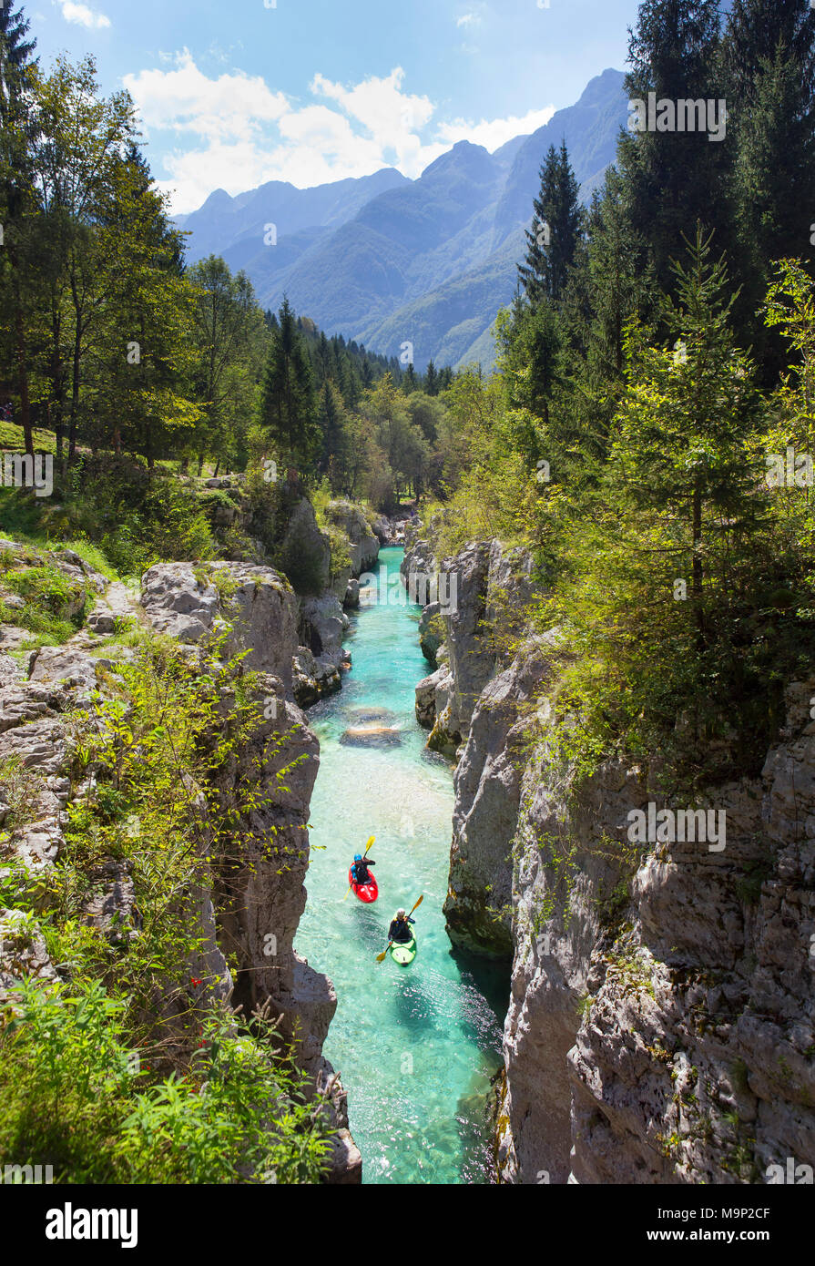 Kayakers sul fiume Soca originari Trigval montagne. Il fiume è famoso per tutti i tipi di acque bianche attività, il Parco Nazionale del Triglav, Slovenia Foto Stock