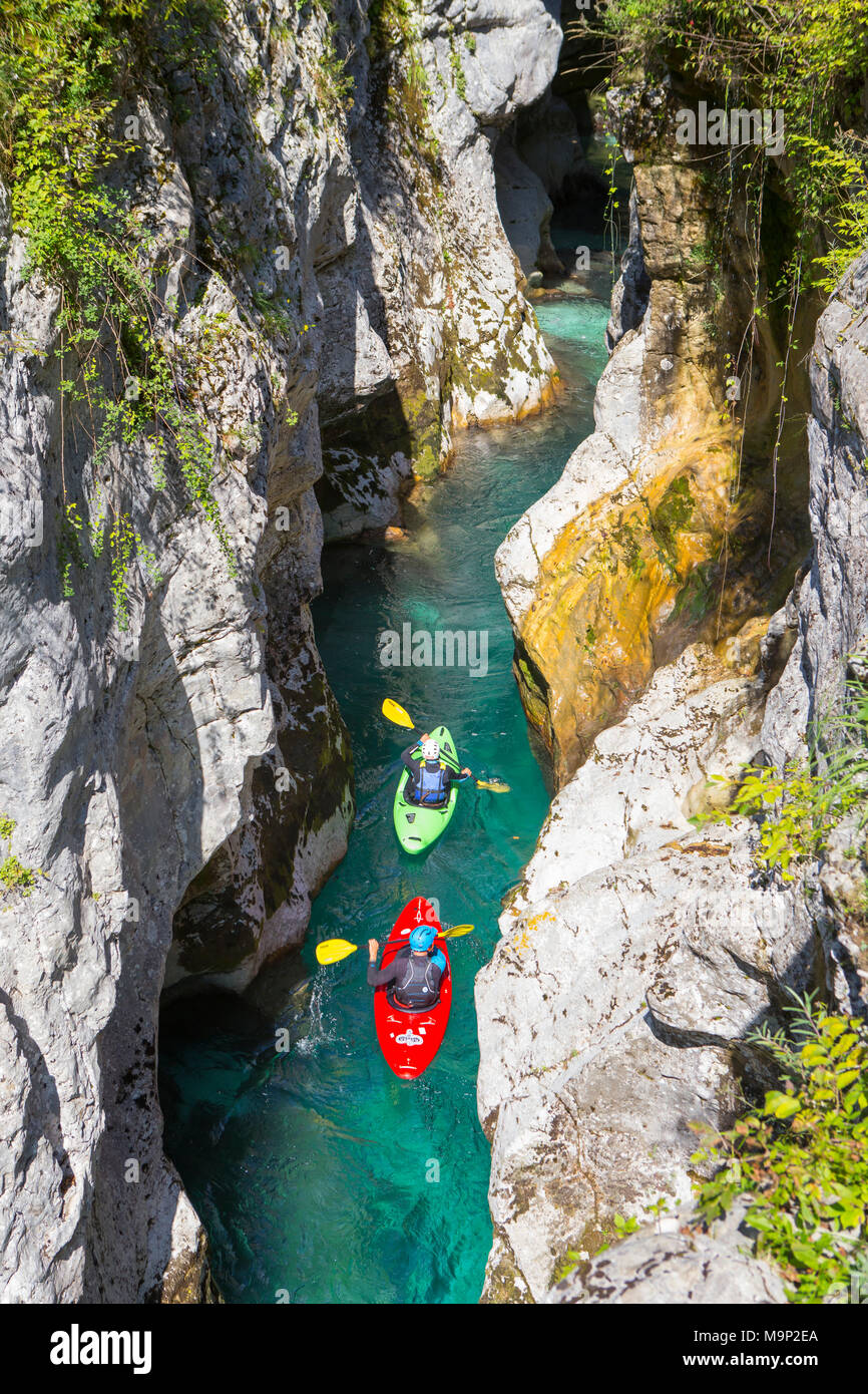 Kayakers sul fiume Soca originari Trigval montagne. Il fiume è famoso per tutti i tipi di acque bianche attività, il Parco Nazionale del Triglav, Slovenia Foto Stock