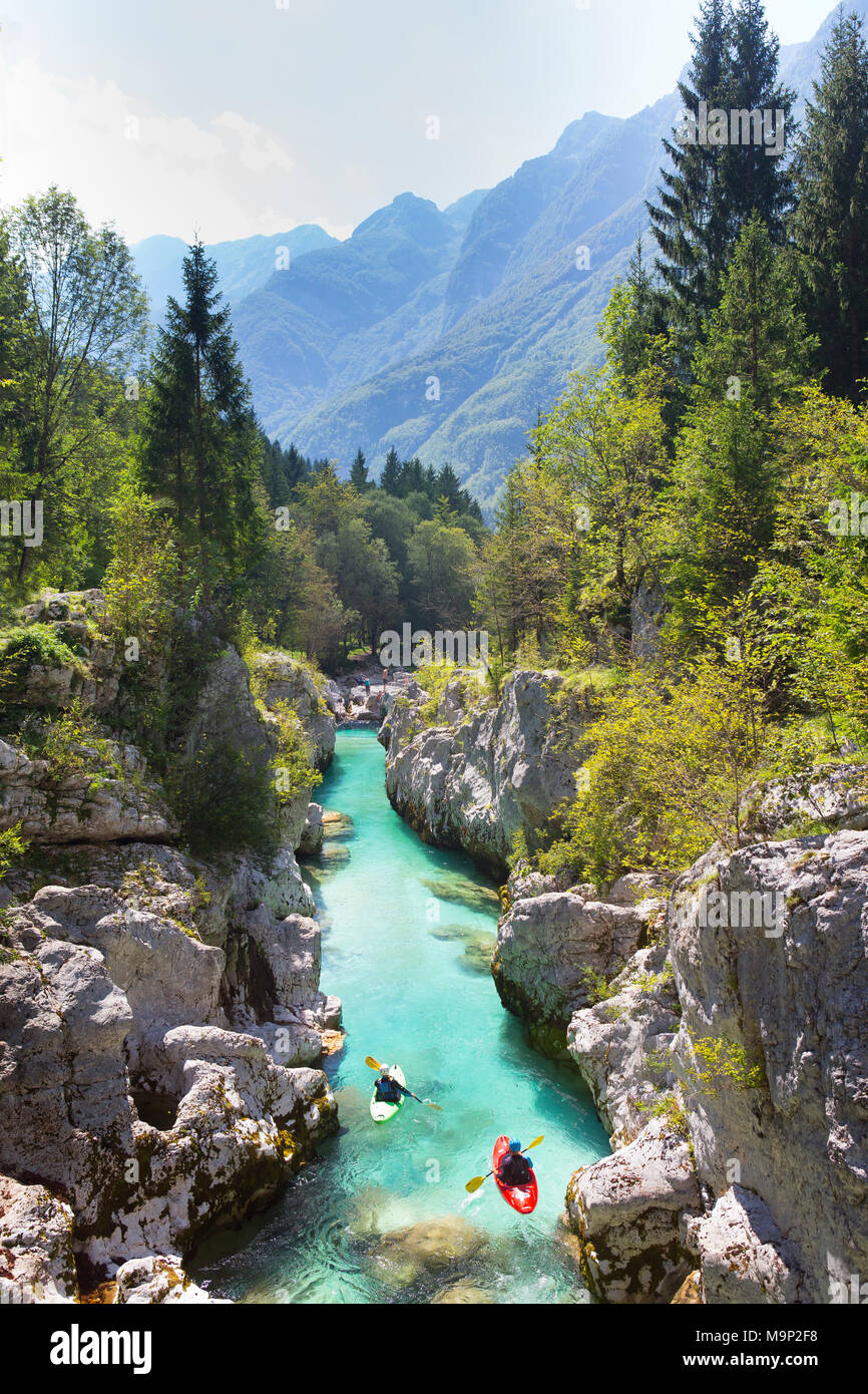 Kayakers sul fiume Soca originari Trigval montagne. Il fiume è famoso per tutti i tipi di acque bianche attività, il Parco Nazionale del Triglav, Slovenia Foto Stock