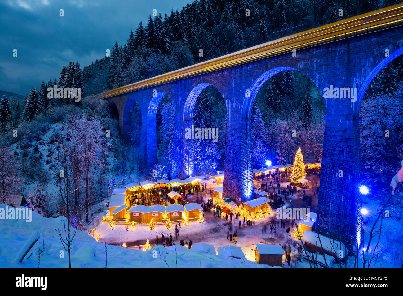 Snowy mercatino di Natale sotto un viadotto ferroviario, illuminato, Ravennaschlucht, Höllental vicino a Freiburg im Breisgau, Foresta Nera Foto Stock