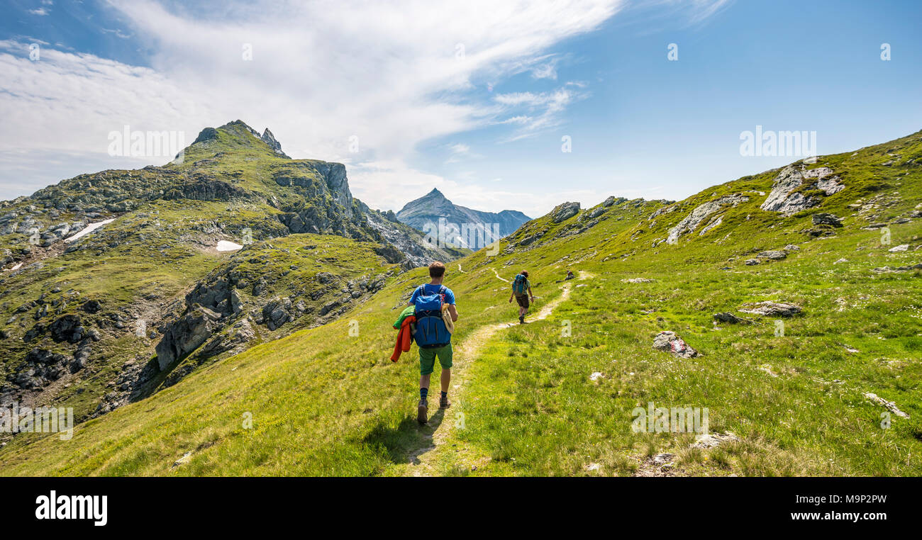 Due escursionisti sul Schladminger Höhenweg, Schladminger Tauern, Schladming, Stiria, Austria Foto Stock