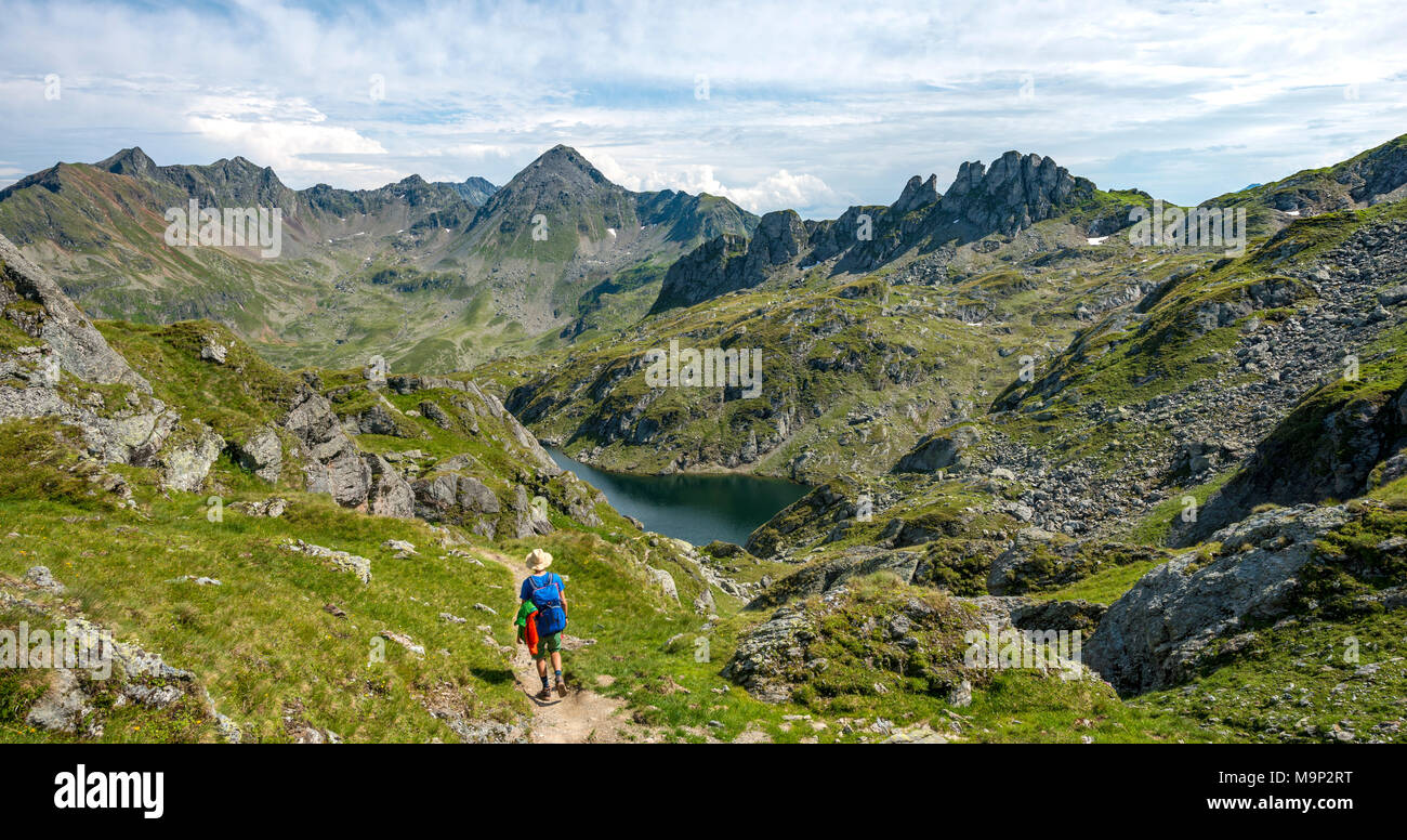Gli escursionisti a Brettersee, Schladminger Höhenweg, Schladminger Tauern, Schladming, Stiria, Austria Foto Stock