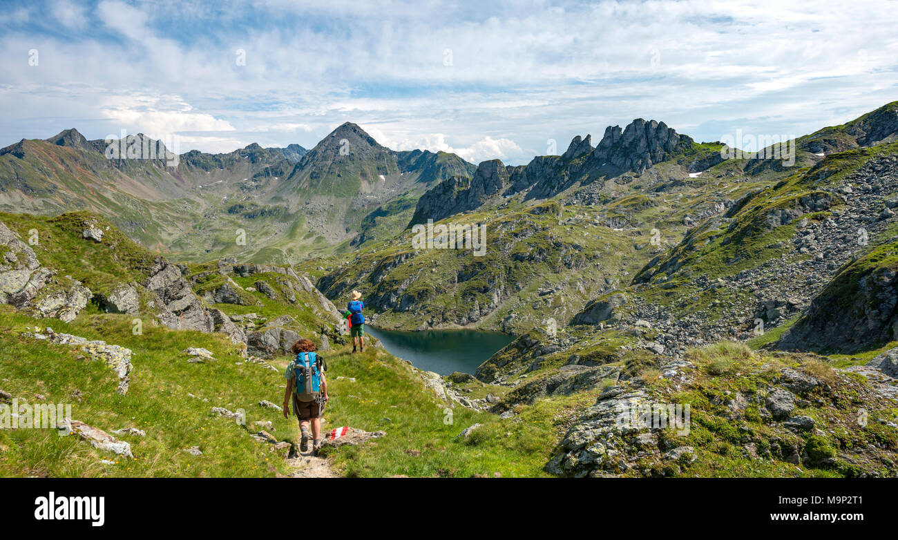 Due escursionisti a Brettersee, Schladminger Höhenweg, Schladminger Tauern, Schladming, Stiria, Austria Foto Stock
