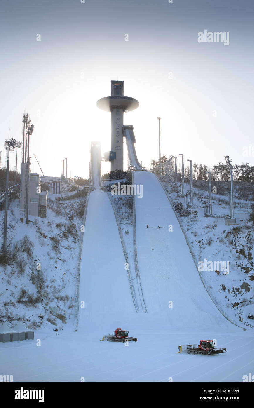 Alpensia Ski Jumping Stadium è un multi-purpose Stadium si trova a Alpensia Resort in Pyeongchang, Corea del Sud. Esso ospiterà ski jumping eventi durante i Giochi Invernali 2018. Il Alpensia Resort è una località sciistica e una attrazione turistica. Esso si trova sul territorio del comune di Daegwallyeong-myeon, nella contea di Pyeongchang, ospitando le Olimpiadi Invernali nel febbraio 2018. La stazione sciistica è di circa 2 ore e mezzo da Seoul o dall'Aeroporto di Incheon in auto, prevalentemente tutti autostrada. Alpensia dispone di 6 piste per lo sci e lo snowboard, con corse fino a 1,4 km (0,87 mi) lungo, Foto Stock