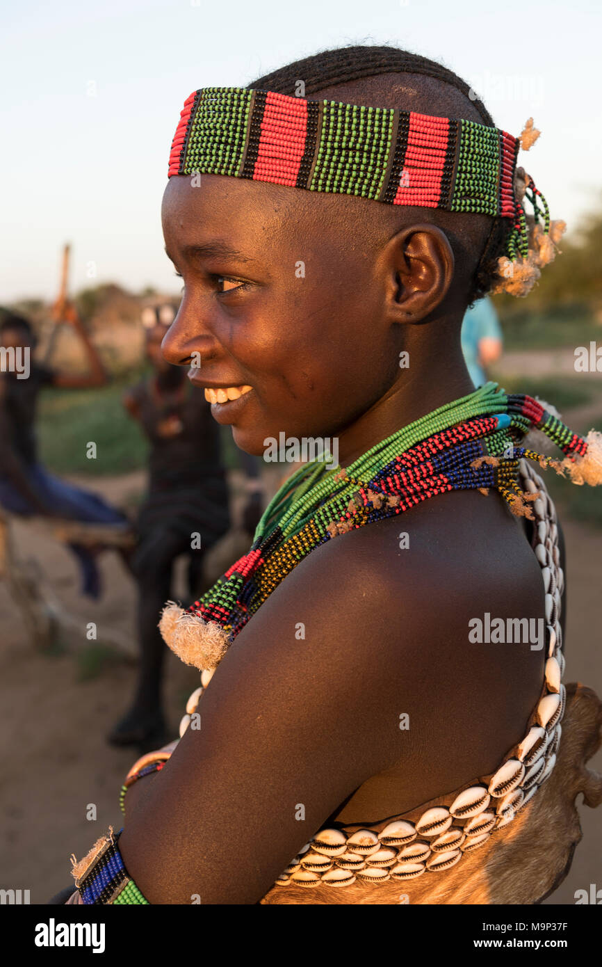 Giovane donna sposata con testa e collana, Hamer tribe, ritratto, Turmi, regione a sud della nazioni e nazionalità e popoli Foto Stock