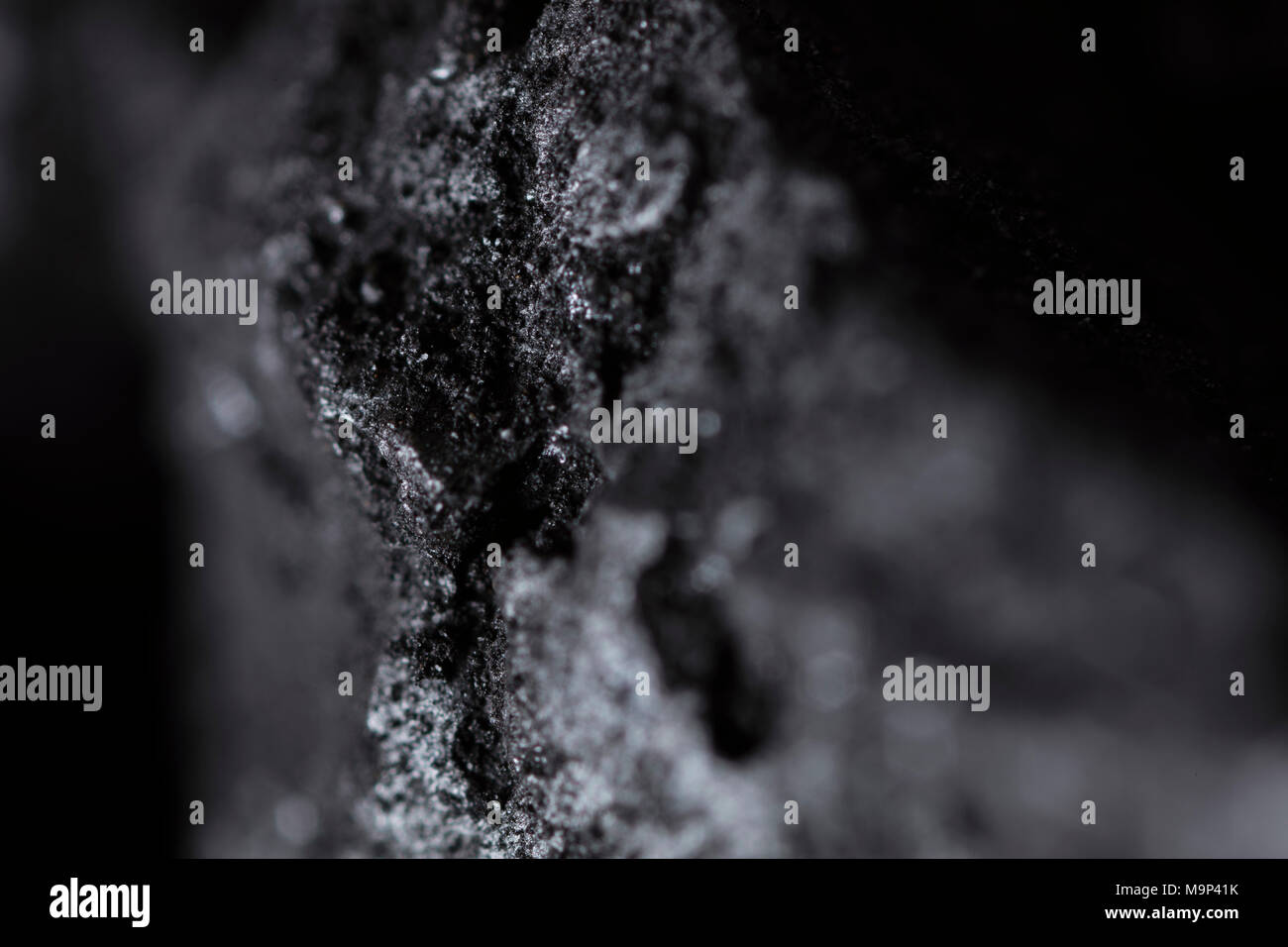 Il coke di petrolio è un materiale carbonioso che deriva dal processo di cokefazione durante l'aggiornamento di bitume. Il coke di petrolio ha usi di energia elettrica e i settori industriali. Foto Stock