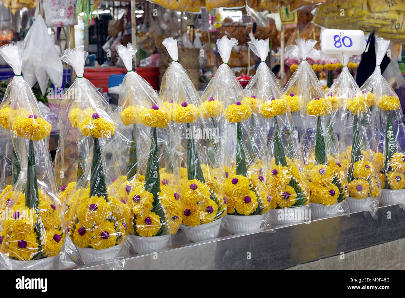 Insiemi di fiori da taglio per la vendita, Pak Khlong Talat, il mercato dei fiori, Phra Nakhon, Bangkok, Thailandia Foto Stock