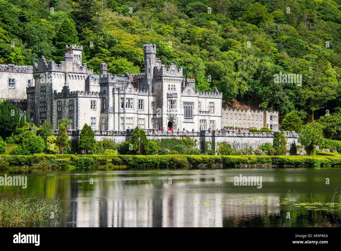 Kylemore abbey sul Pollacapall Lough, Parco Nazionale del Connemara, Repubblica di Irlanda Foto Stock