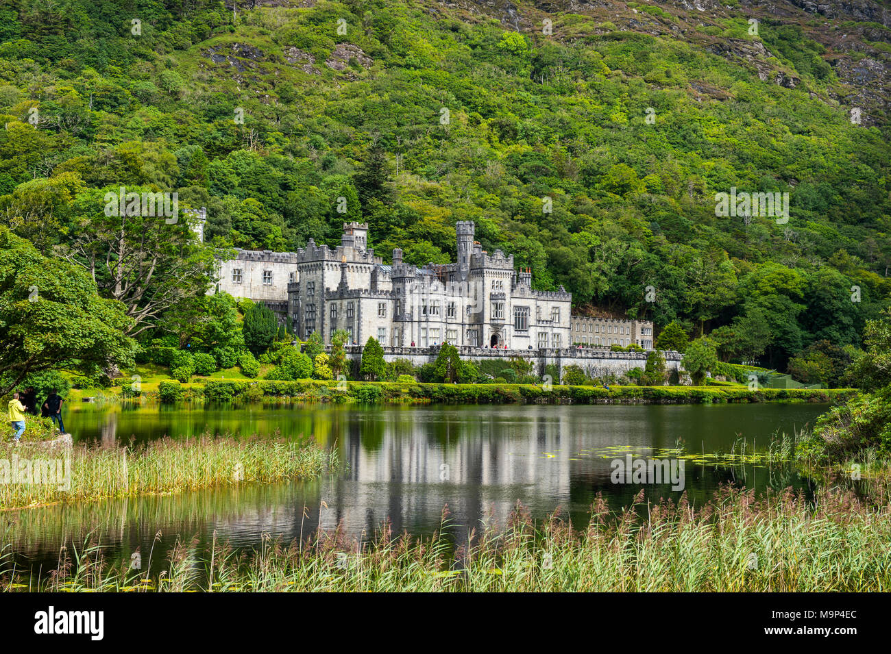 Kylemore abbey sul Pollacapall Lough, Parco Nazionale del Connemara, Repubblica di Irlanda Foto Stock