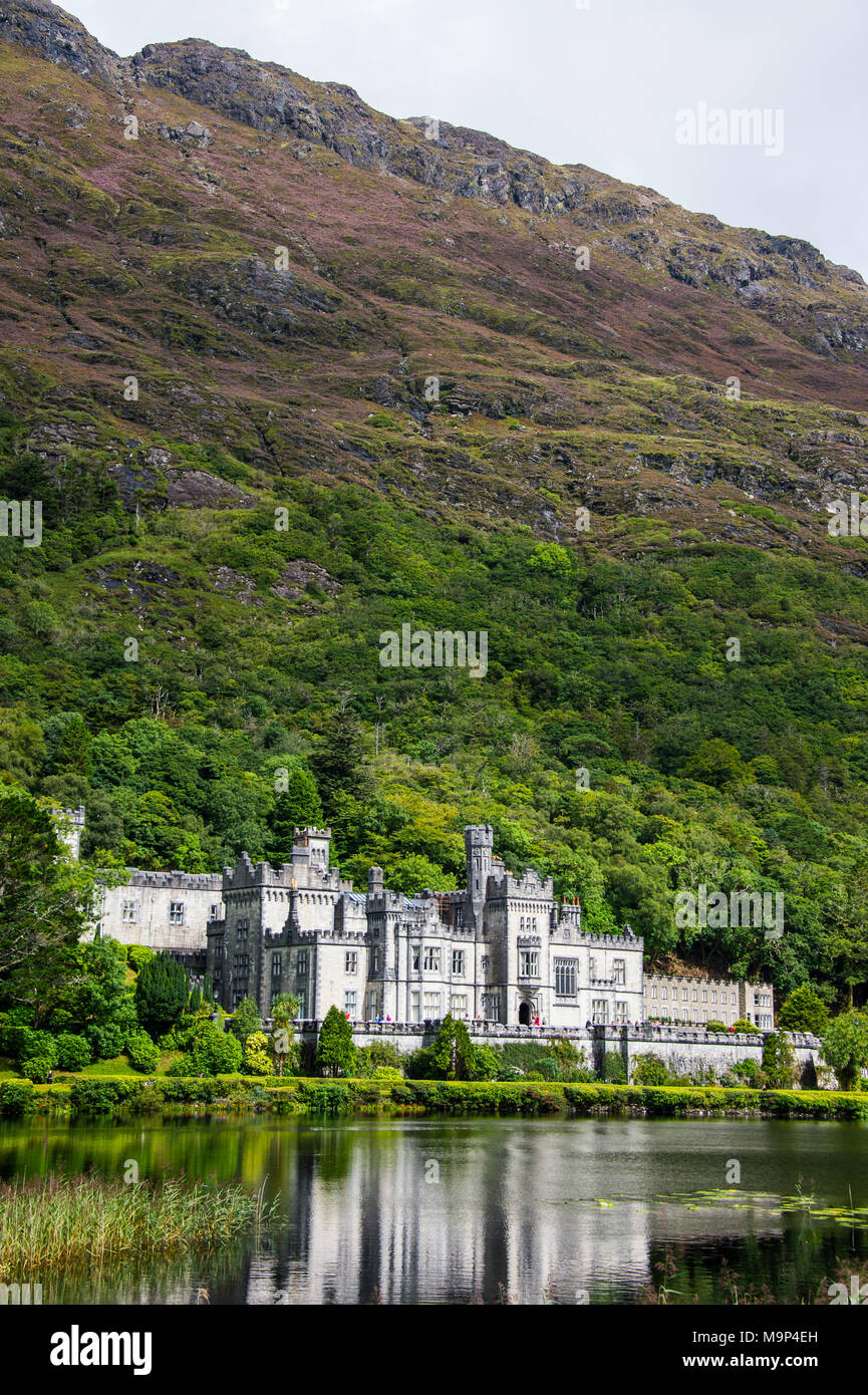 Kylemore abbey sul Pollacapall Lough, Parco Nazionale del Connemara, Repubblica di Irlanda Foto Stock