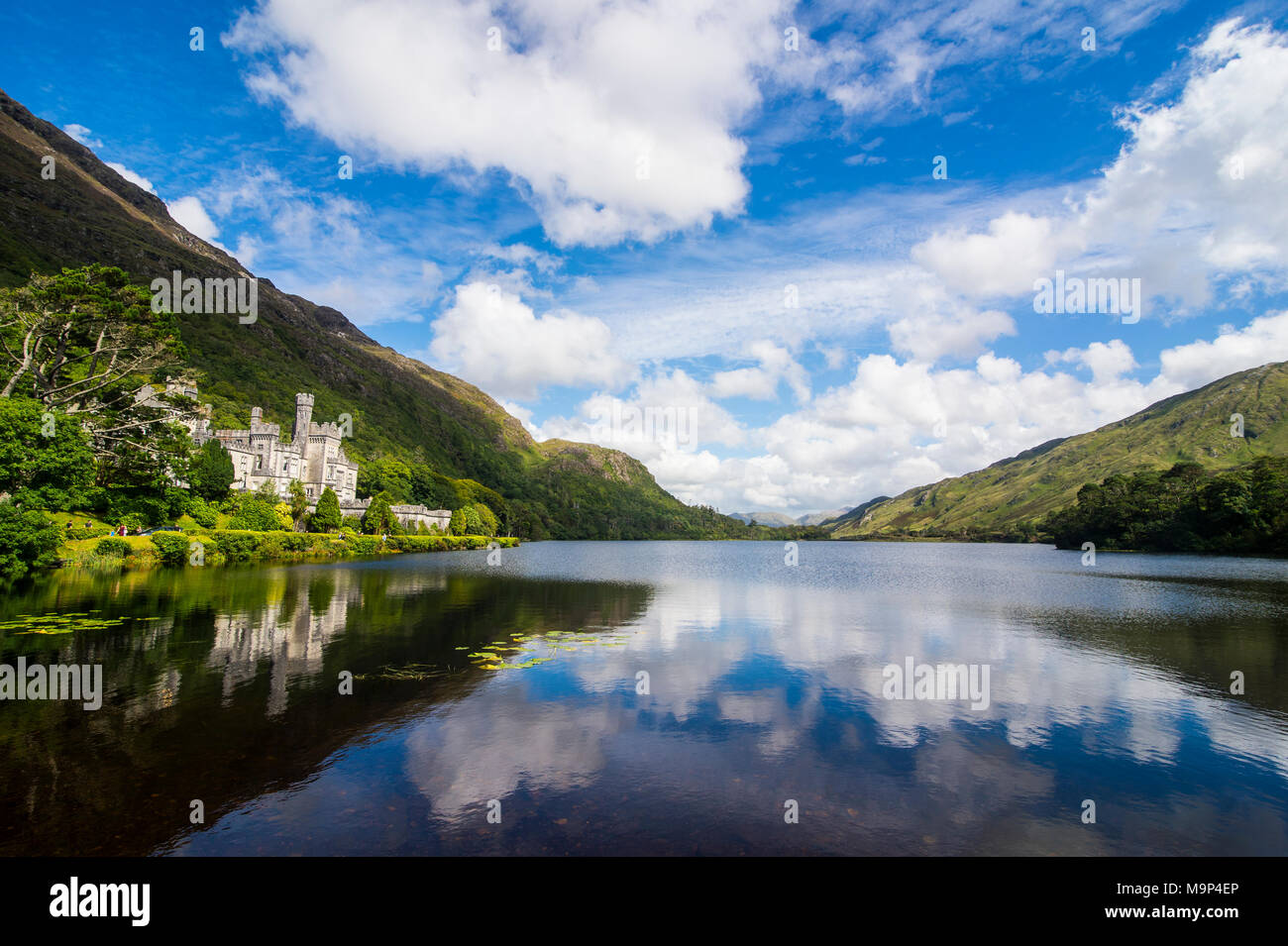 Kylemore abbey sul Pollacapall Lough, Parco Nazionale del Connemara, Repubblica di Irlanda Foto Stock