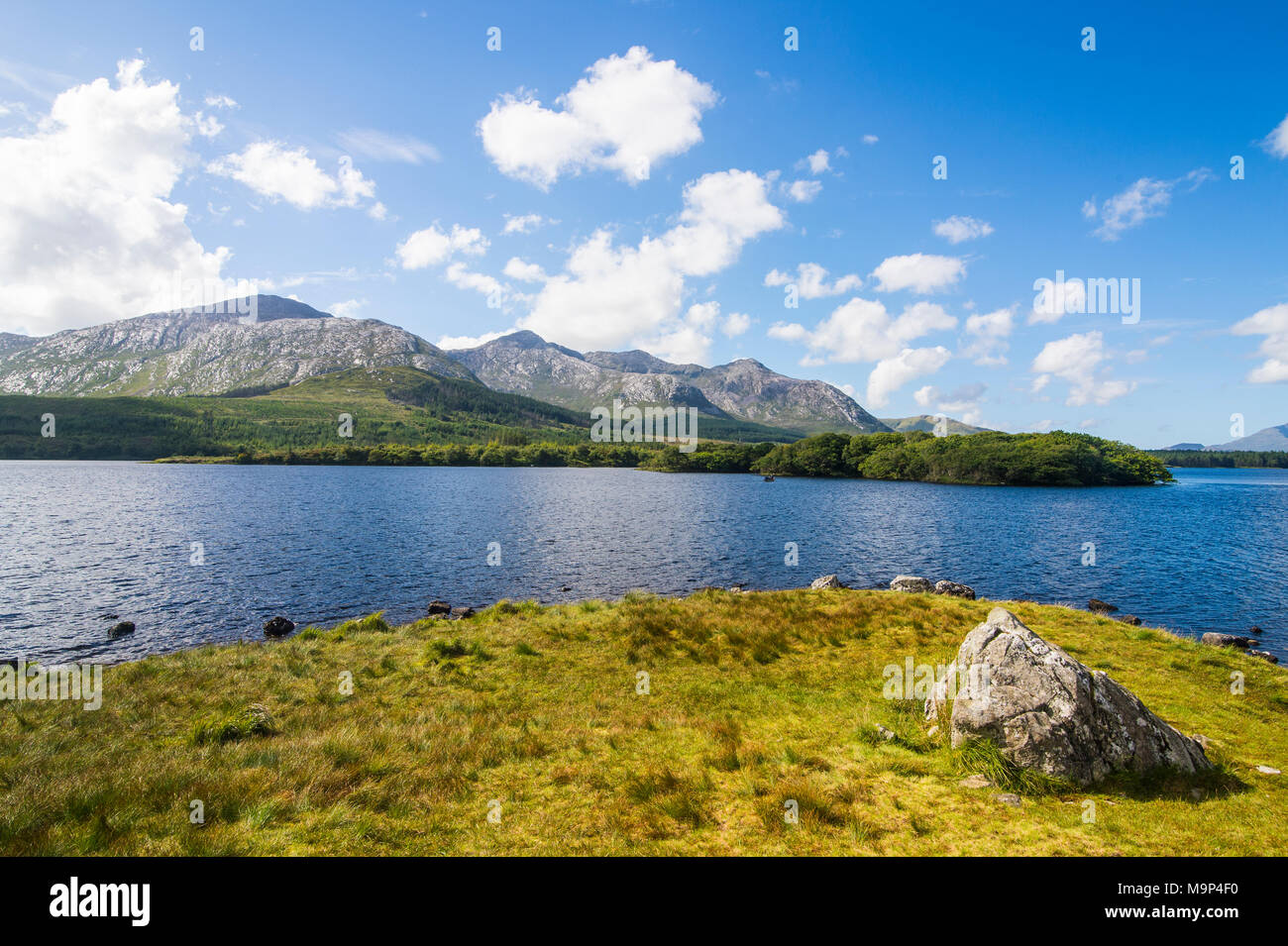 Lough Inagh nel Parco Nazionale del Connemara, Repubblica di Irlanda Foto Stock