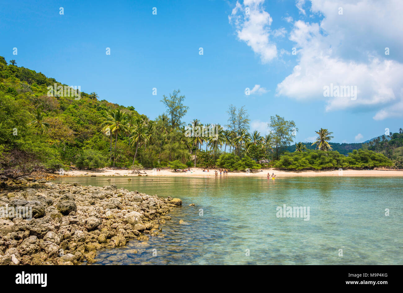 Vista dal Mae Haad Beach all'idilliaca baia con spiaggia di sabbia bianca dell'isola Ko ma, Ko Phangan, Golfo di Thailandia, Tailandia Foto Stock