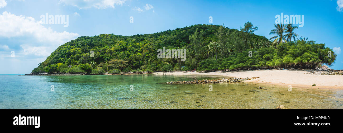 Vista dal Mae Haad Beach all'idilliaca baia con spiaggia di sabbia bianca dell'isola Ko ma, Ko Phangan, Golfo di Thailandia, Tailandia Foto Stock