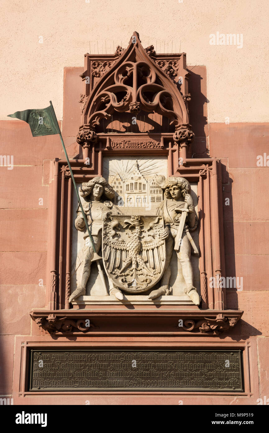 Stemma della città di rilievo sulla facciata di Romer City Hall, Romerberg, Frankfurt am Main, Hesse, Germania Foto Stock