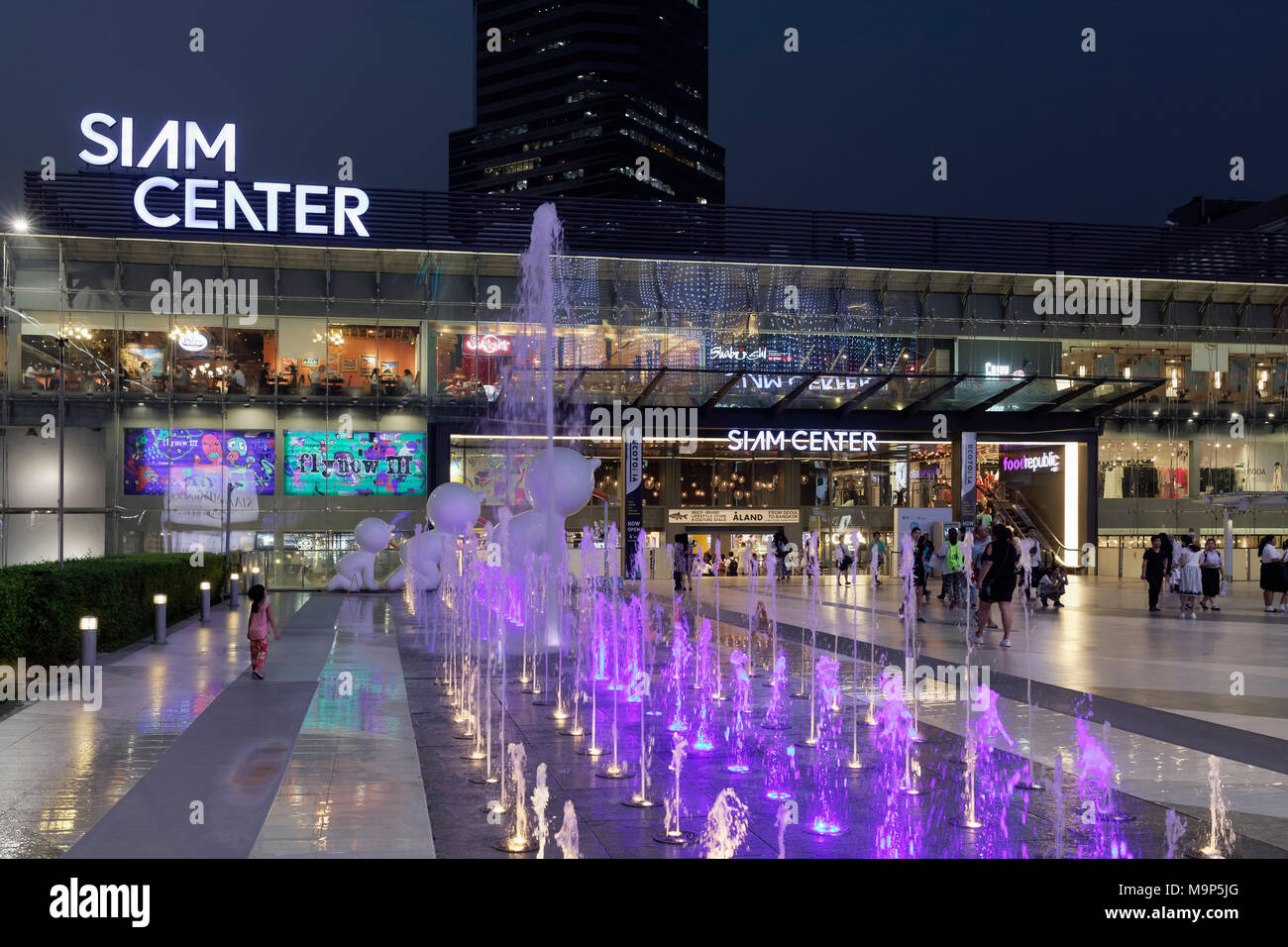 Siam Centre di notte, shopping center, Maha Nakhon, Bangkok, Thailandia Foto Stock