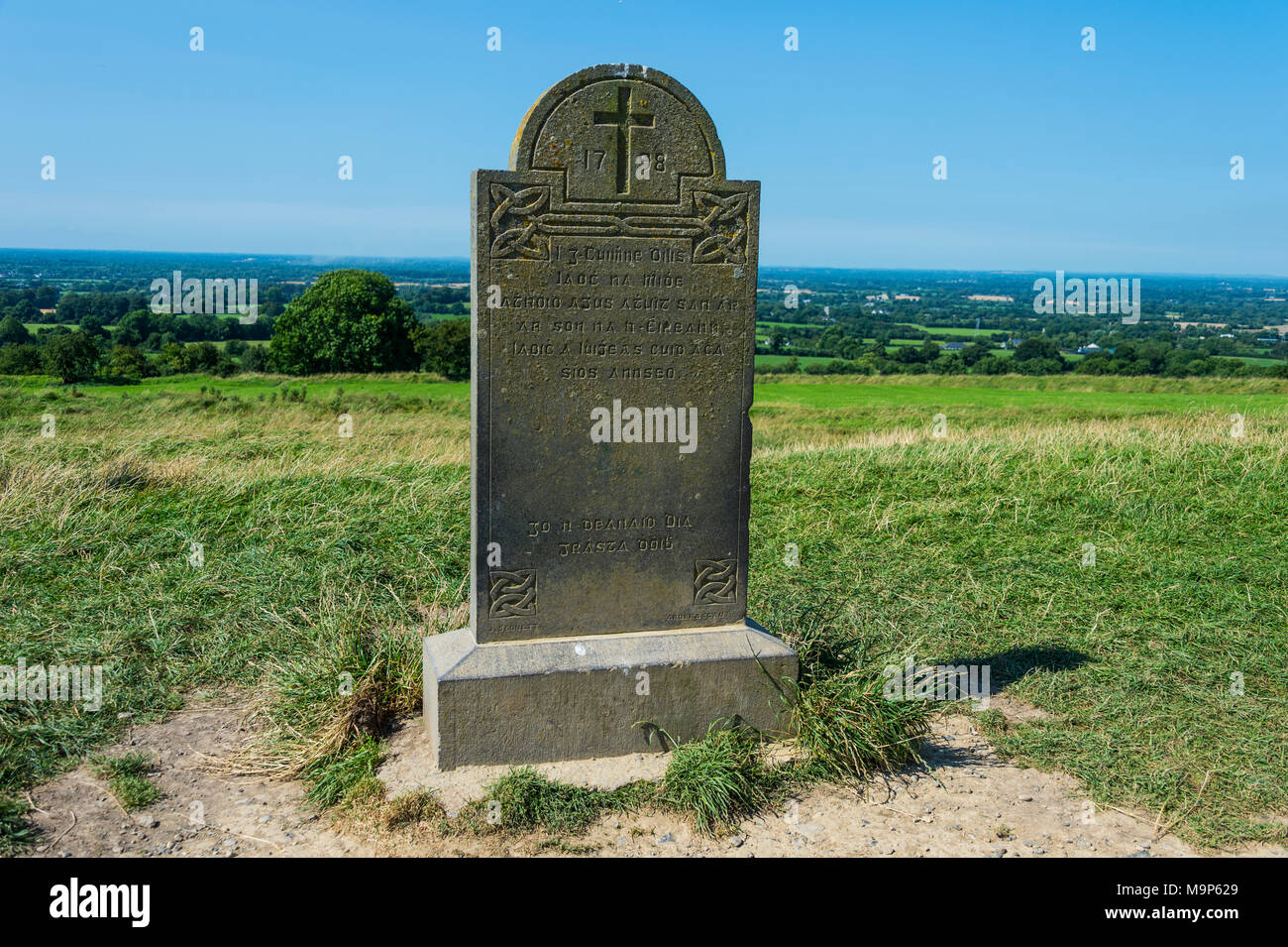 Epitaffio con iscrizione, la Collina di Tara, nella contea di Meath, Irlanda Foto Stock