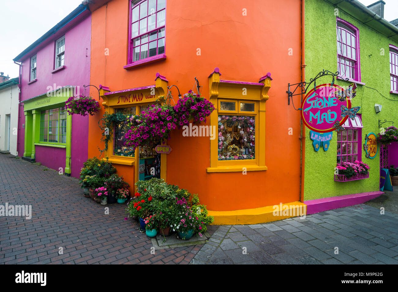 Vivacemente colorato facciata di negozi a Kinsale, Repubblica di Irlanda Foto Stock