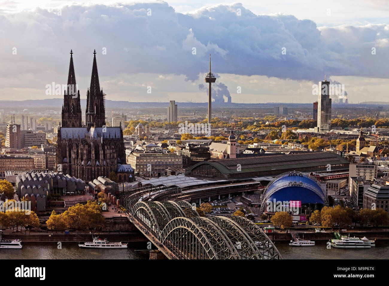 Stadtpanorama mit Koelner Dom, Hohenzollernbruecke und Rhein, Koeln, Rheinland, Nordrhein-Westfalen, Deutschland, Europa Foto Stock