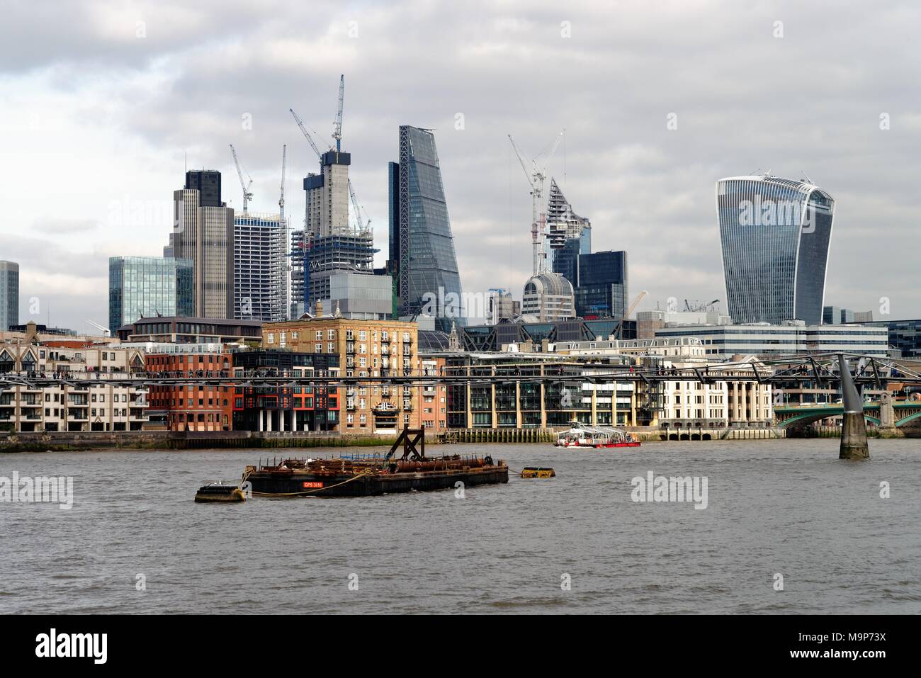 Skyline della città di Londra che mostra in corso progetti di costruzione e il fiume Tamigi Inghilterra REGNO UNITO Foto Stock