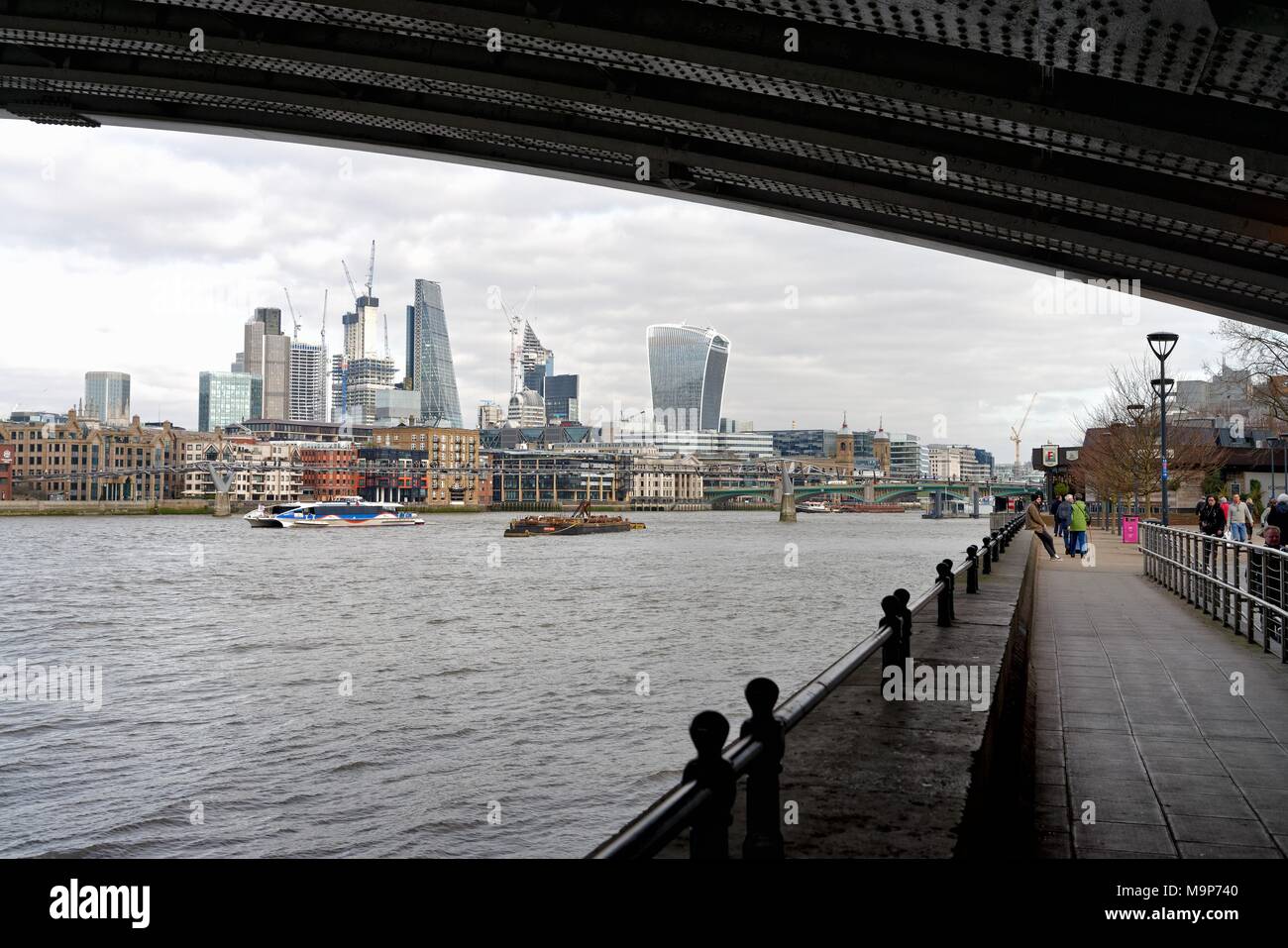 Skyline della città di Londra che mostra in corso progetti di costruzione e il fiume Tamigi Inghilterra REGNO UNITO Foto Stock
