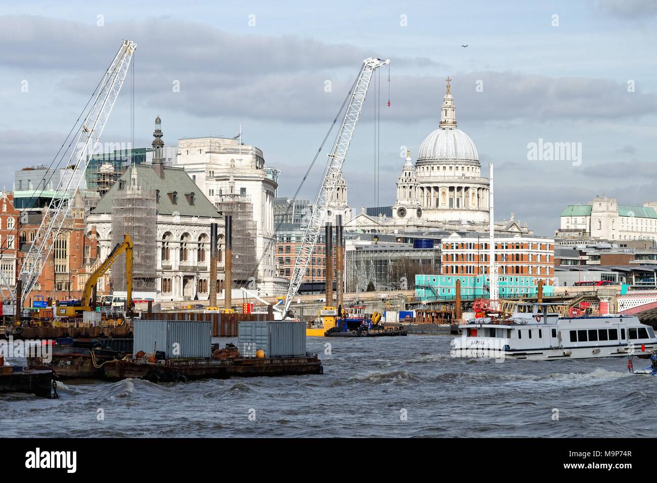 Skyline della città di Londra che mostra in corso progetti di costruzione e il fiume Tamigi Inghilterra REGNO UNITO Foto Stock