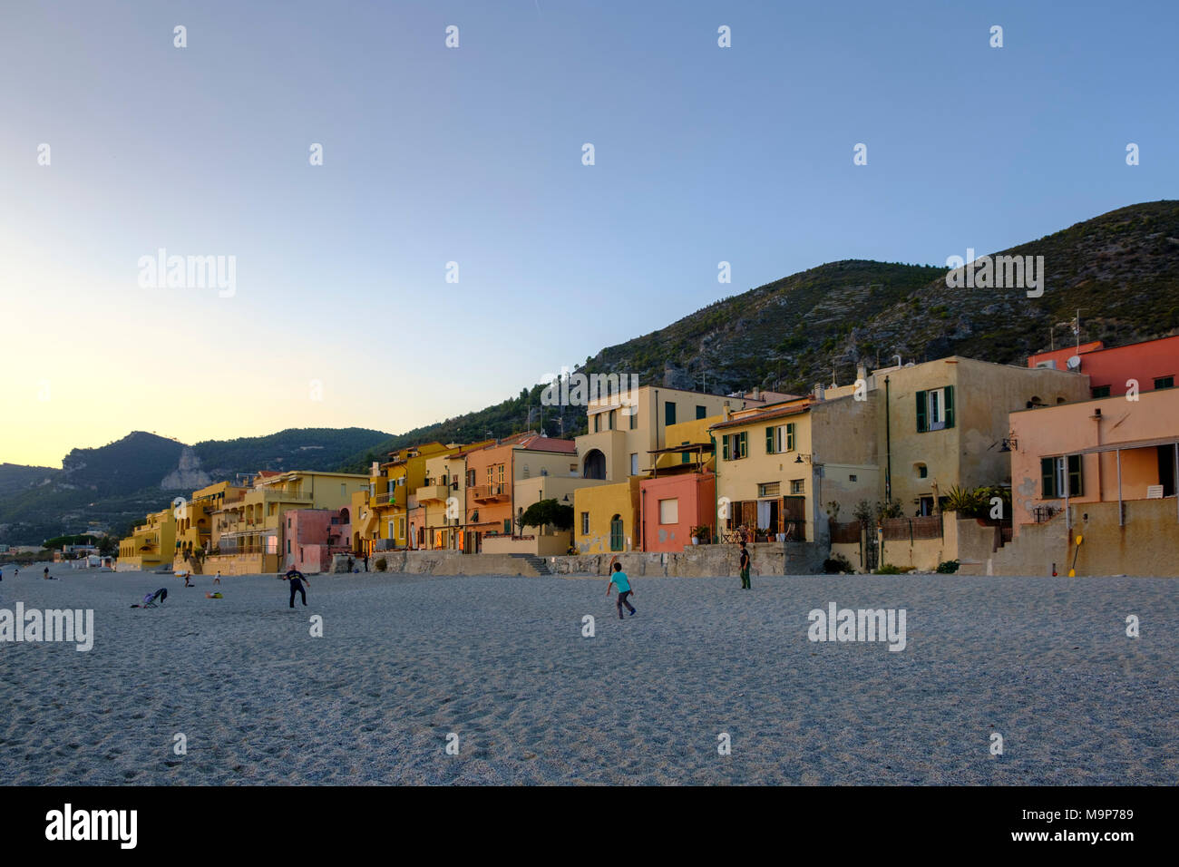 Spiaggia con atmosfera serale, Varigotti, Finale Ligure e la Riviera di Ponente, Liguria, Italia Foto Stock