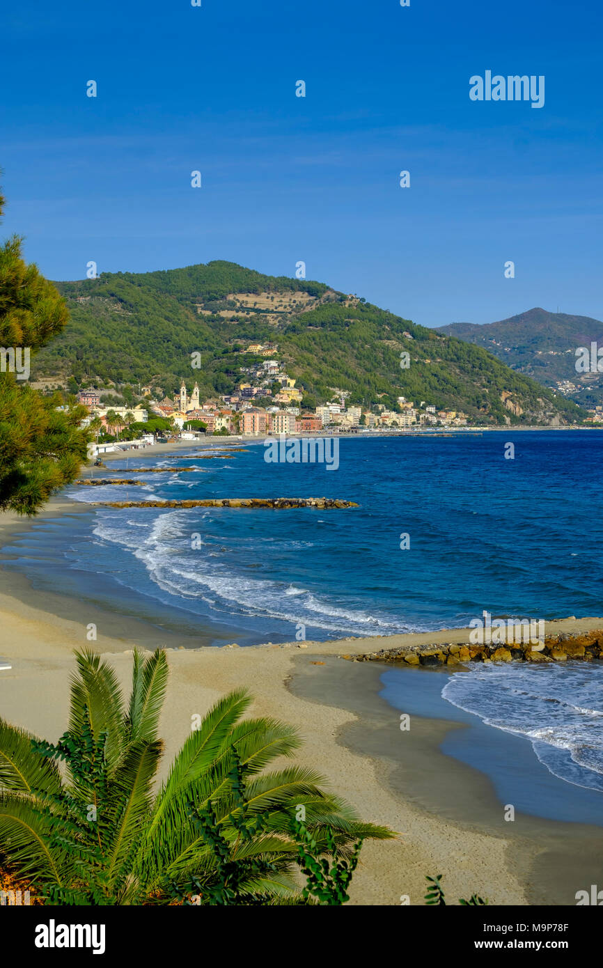 Ampia baia, spiaggia, Laigueglia, la Riviera di Ponente, Liguria, Italia Foto Stock