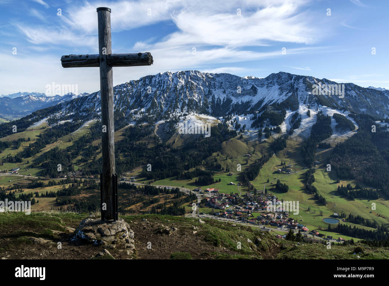 Croce di legno con vista di Oberjoch e il Iseler, Oberjoch, Algovia, Baviera, Germania Foto Stock