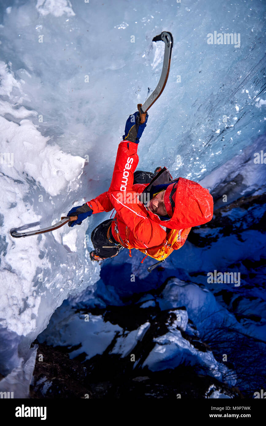 Ice Climber Fluido di arrampicata su cascate di ghiaccio azzurro, Passo del Sempione, il Cantone del Vallese, Svizzera Foto Stock