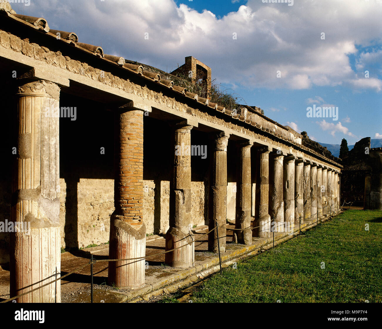 Pompei. Antica città romana. Bagni Stabian. I bagni più antico della città. Colonnato del palaestra. Campania. L'Italia. Foto Stock