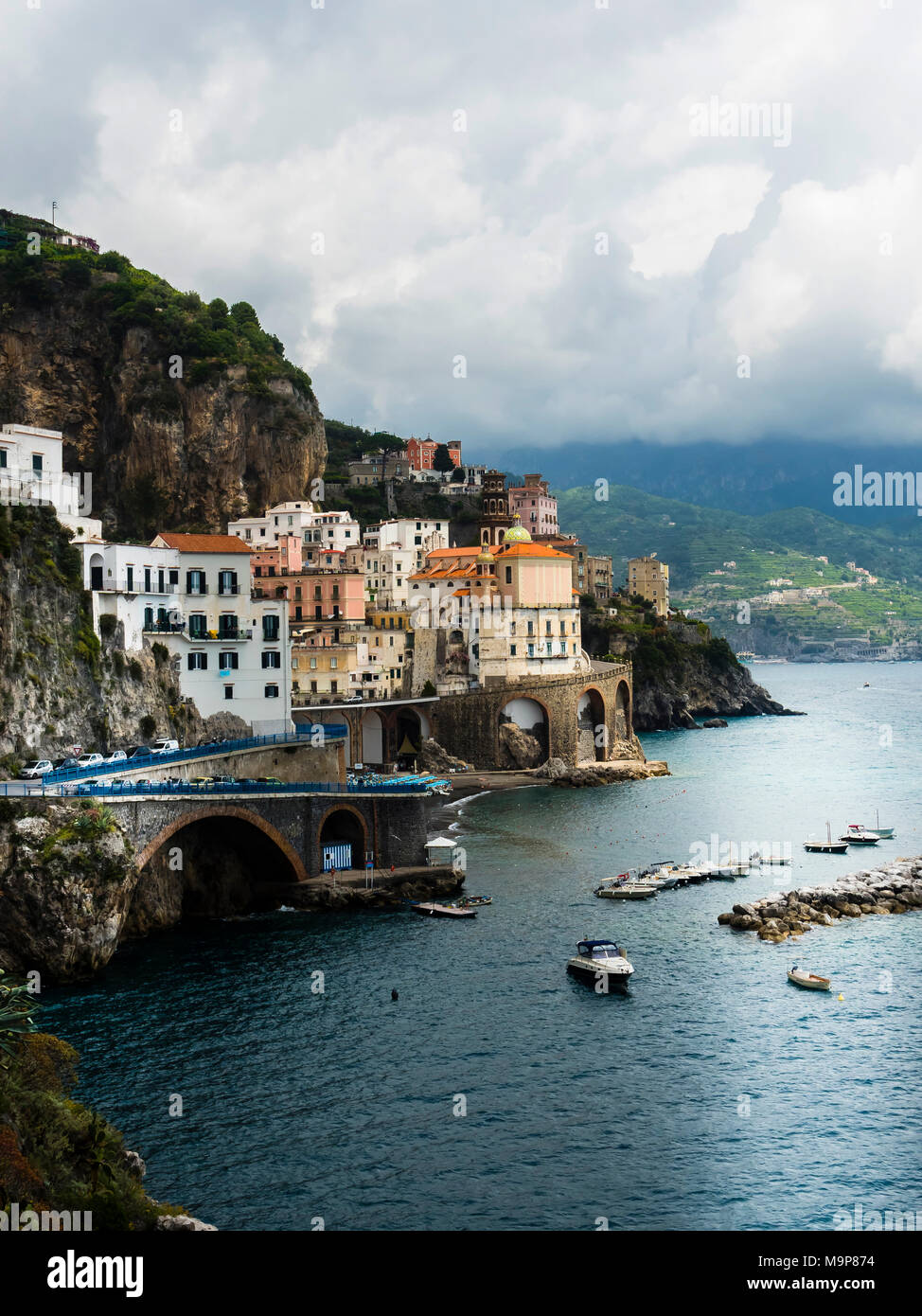 Vista di Amalfi Amalfi regione, penisola sorrentina e costiera amalfitana, Campania, Italia Foto Stock