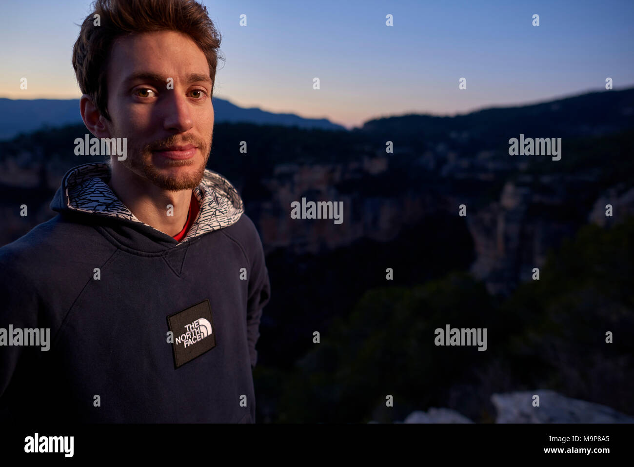 Italian alpinista professionista Stefano Ghisolfi su un viaggio di una settimana in Spagna durante la ripresa di immagini fisse e video per il suo nuovo sponsor la faccia del nord. Durante il viaggio ha scalato la Rambla, 9a+ in Siurana in soli 4 tentativi e 2 giorni. Foto su La Rambla sono illuminate con una lampada stroboscopica a mano da Jacopo Larcher sul primo giorno e Lena Drapella sulla seconda. Sulla seconda metà del viaggio abbiamo girato azione e stile di vita intorno a Stefanos ascesa del primo round primo minuto, 9b in Margalef. Abbiamo anche girato alcune immagini su Meconi, 8a. Foto Stock