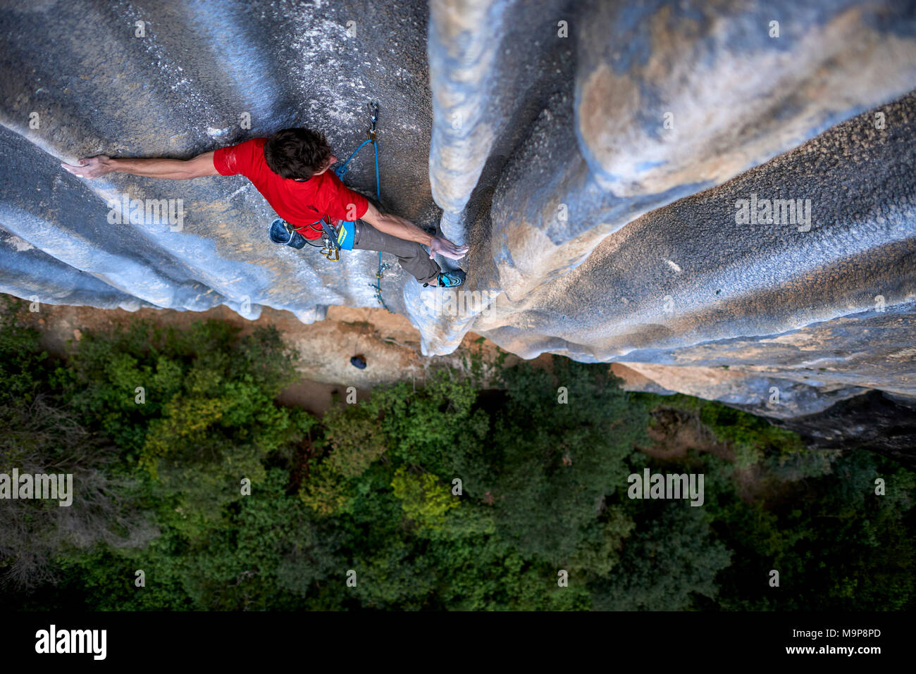 Italian alpinista professionista Stefano Ghisolfi su un viaggio di una settimana in Spagna durante la ripresa di immagini fisse e video per il suo nuovo sponsor la faccia del nord. Durante il viaggio ha scalato la Rambla, 9a+ in Siurana in soli 4 tentativi e 2 giorni. Foto su La Rambla sono illuminate con una lampada stroboscopica a mano da Jacopo Larcher sul primo giorno e Lena Drapella sulla seconda. Sulla seconda metà del viaggio abbiamo girato azione e stile di vita intorno a Stefanos ascesa del primo round primo minuto, 9b in Margalef. Abbiamo anche girato alcune immagini su Meconi, 8a. Foto Stock