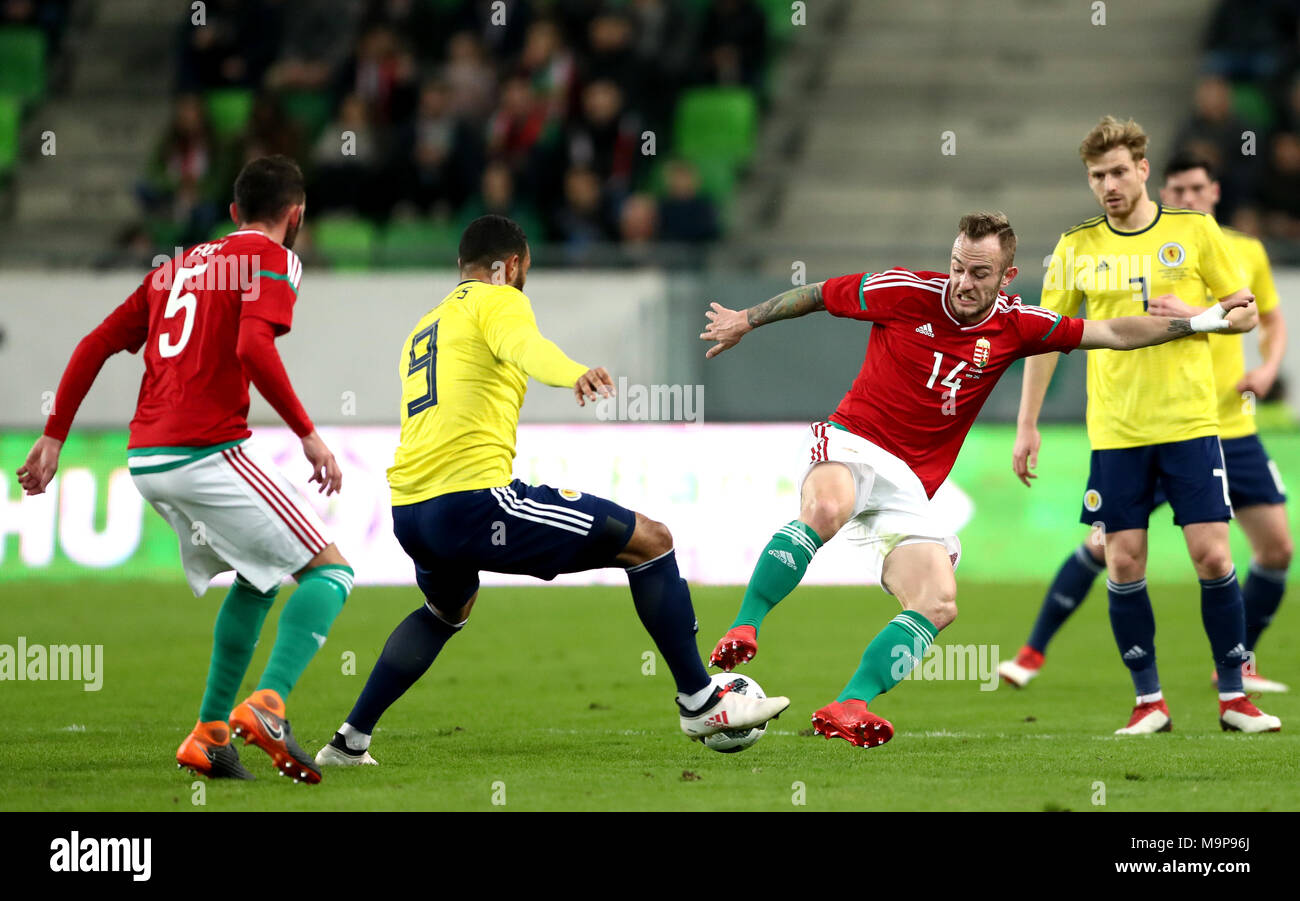 Scozia Oliver McBurnie (secondo da sinistra) e dell'Ungheria Lovrencsics Gergo battaglia per la sfera durante l'amichevole internazionale corrisponde all'Groupama Arena, Budapest. Foto Stock