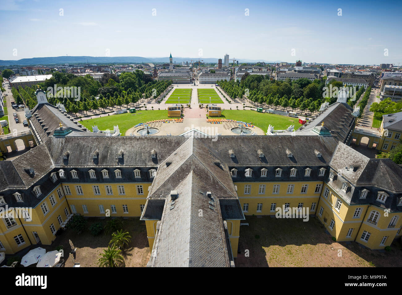 Vista dal Palazzo di Karlsruhe per giardino del palazzo e città, Badisches Landesmuseum di Karlsruhe, Baden-Württemberg, Germania Foto Stock