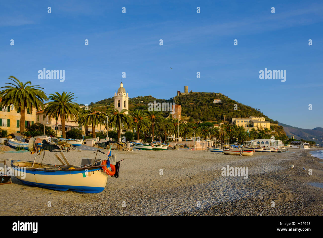 Barche di pescatori sulla spiaggia, Noli, la Riviera di Ponente, Liguria, Italia Foto Stock