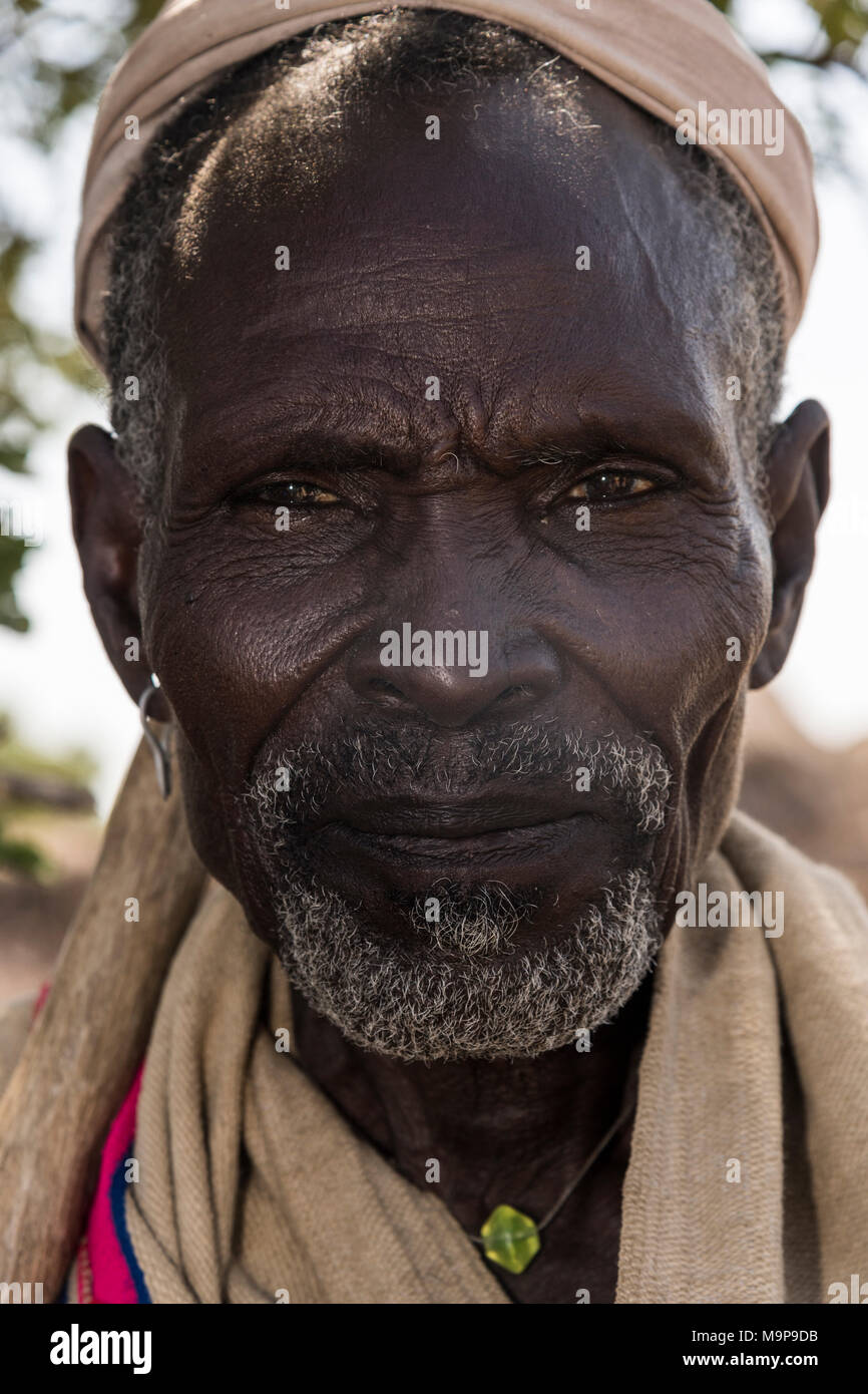 Il vecchio uomo di Arbore tribù, ritratto, Turmi, sud della nazionalità delle nazioni e dei popoli " Regione, Etiopia Foto Stock