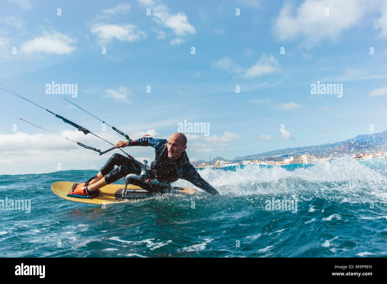 Azione fotografia di un minorato kite surfer Foto Stock