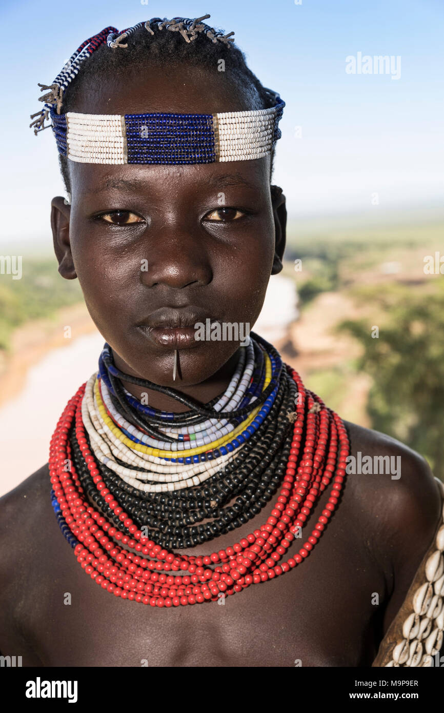 Ragazza giovane, ritratto, Karo tribù, Omo, sud della nazionalità delle nazioni e dei popoli " Regione, Etiopia Foto Stock