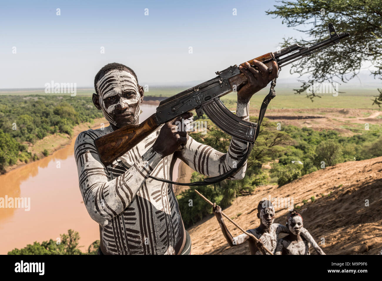 Guerriero con fucile Kalashnikov, AK47, Karo tribù, torna la nonna river, sud della nazionalità delle nazioni e dei popoli " Regione Foto Stock
