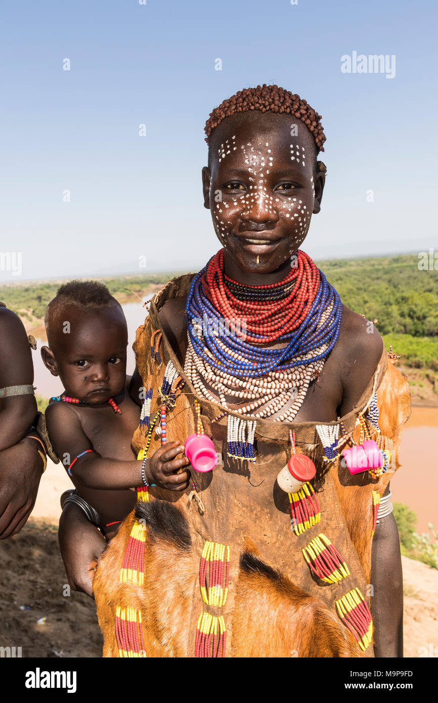 Giovani donne con face painting e baby, Karo tribù, dietro Omo, sud della nazionalità delle nazioni e dei popoli " Regione Foto Stock