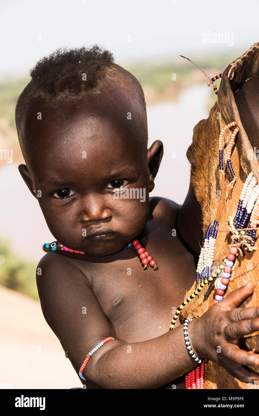 Bambino della tribù Karo, ritratto, dietro Omo, sud della nazionalità delle nazioni e dei popoli " Regione, Etiopia Foto Stock