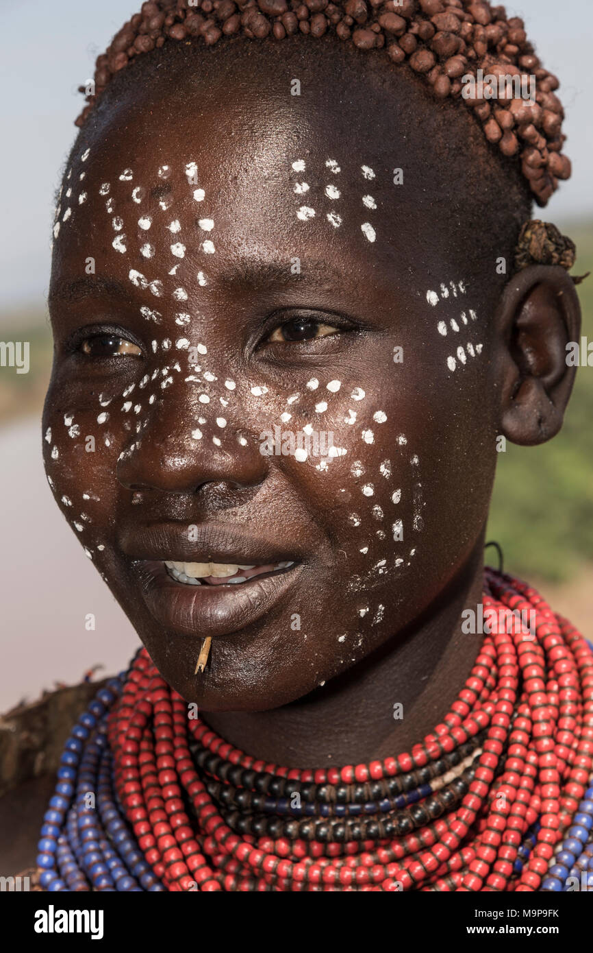 Giovane donna con face painting, ritratto, verificare la tribù del sud nazionalità delle nazioni e dei popoli " Regione, Etiopia Foto Stock