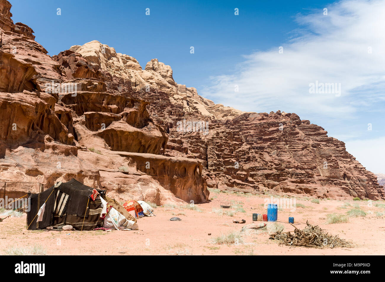 Bedouin vedova che vive da sola nel Wadi Rum desert, La Valle della Luna, in Giordania Meridionale Foto Stock