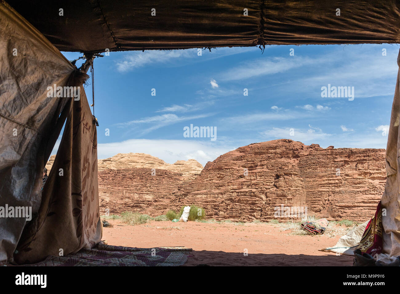 Bedouin vedova che vive da sola nel Wadi Rum desert, La Valle della Luna, in Giordania Meridionale Foto Stock