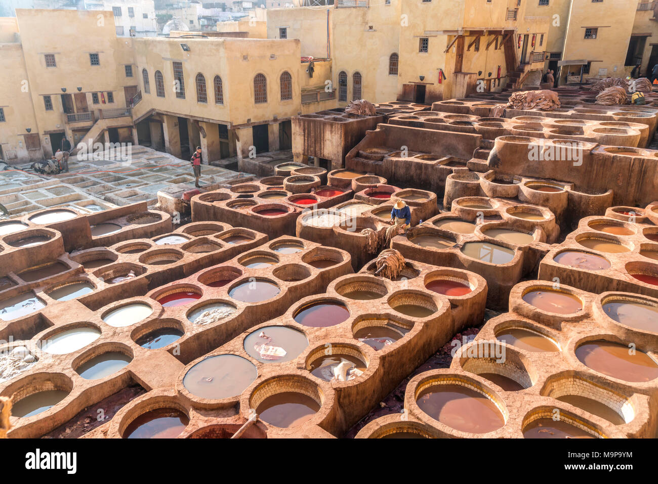 In pelle di vasche di tintura, impianto di tintura, Tannerie Chouara conceria, Fes el Bali concia e tintura di distretto, Fez, in Marocco Foto Stock