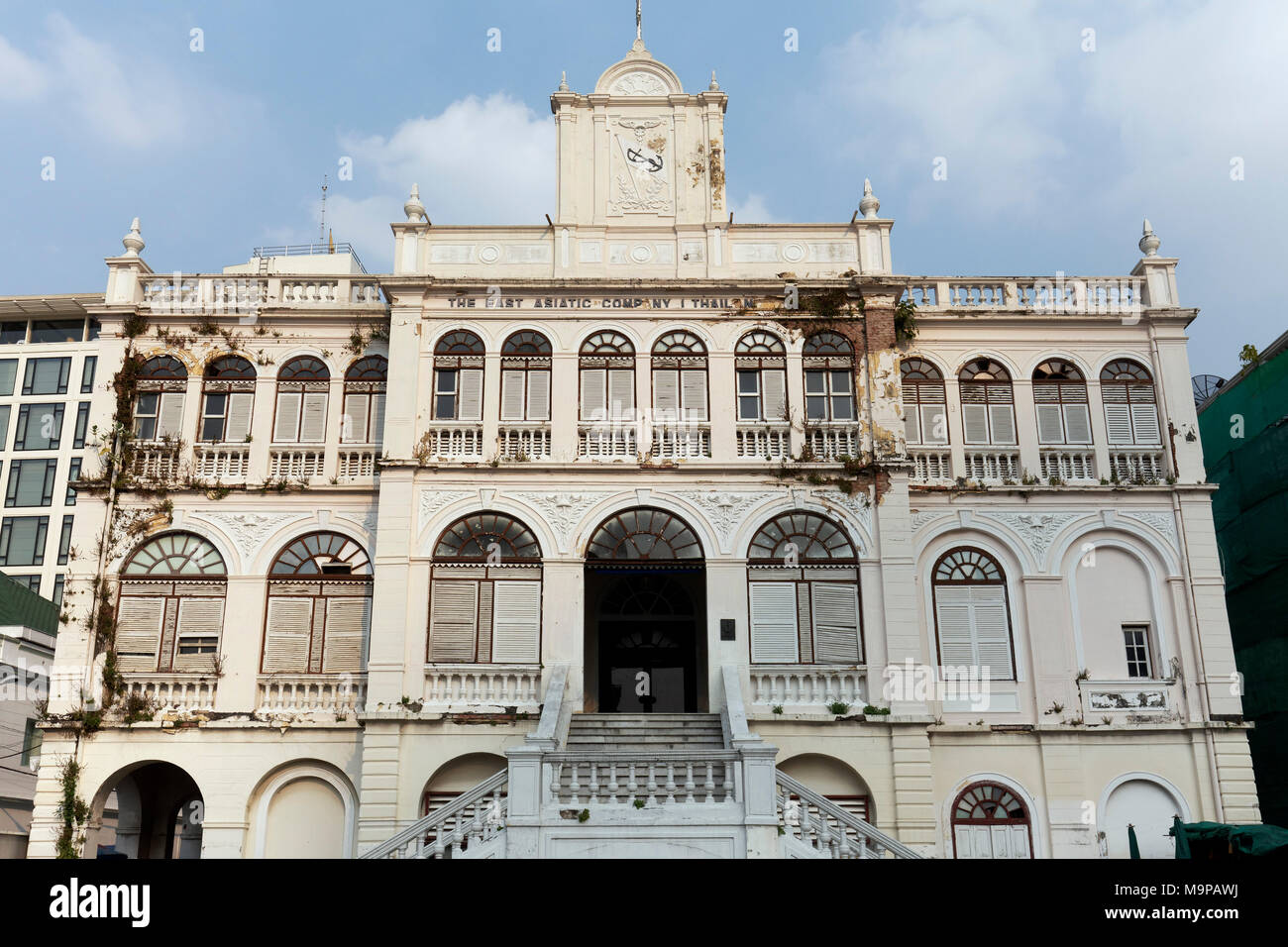 Edificio storico del 1901, ex sede della British East India Company, sul Fiume Chao Phraya, Bang Rak Foto Stock