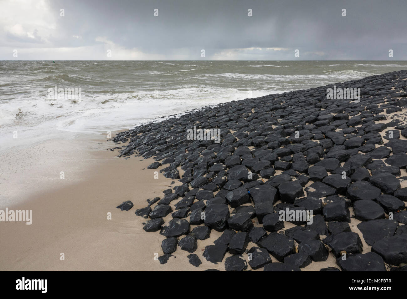 Spiaggia sassosa, per la protezione delle zone costiere, west beach, Sylt, Nord isola frisone, Schleswig-Holstein, Germania Foto Stock