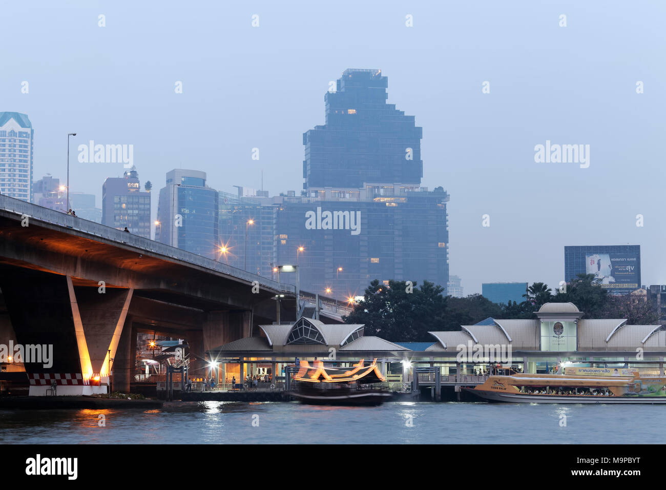 Saphan Taksin e Ponte Sathon Centrale al Molo Mae Nam Chao Phraya, crepuscolo, Sathon, Bangkok, Thailandia Foto Stock